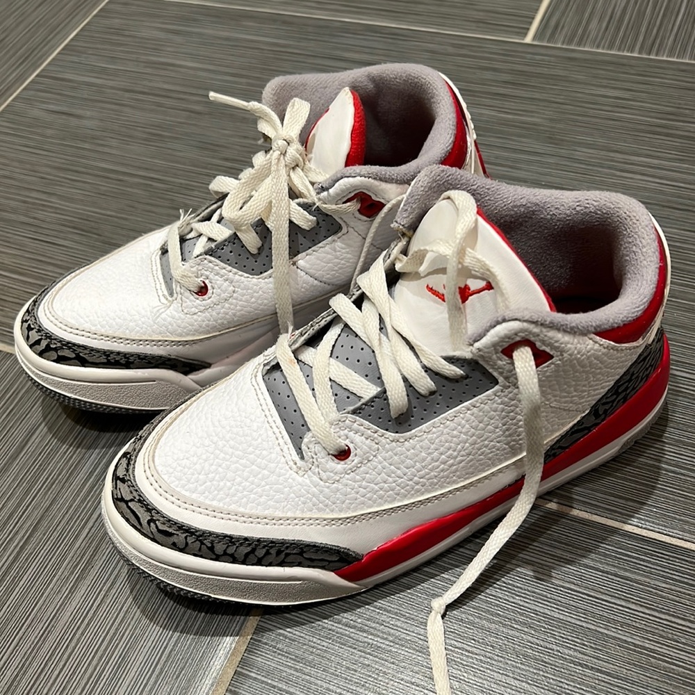 Boy’s AIR JORDAN 3 Retro basketball shoes size 1.5